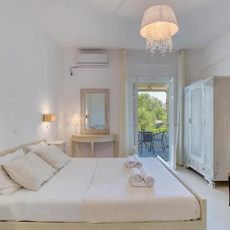 Dahlia And Bed & Breakfast Alikí