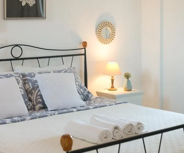 Dahlia And Aliki (Paros)