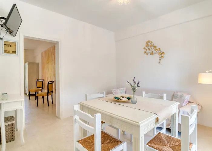 Dahlia And Aliki (Paros)