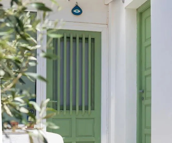 Dahlia And Aliki (Paros)