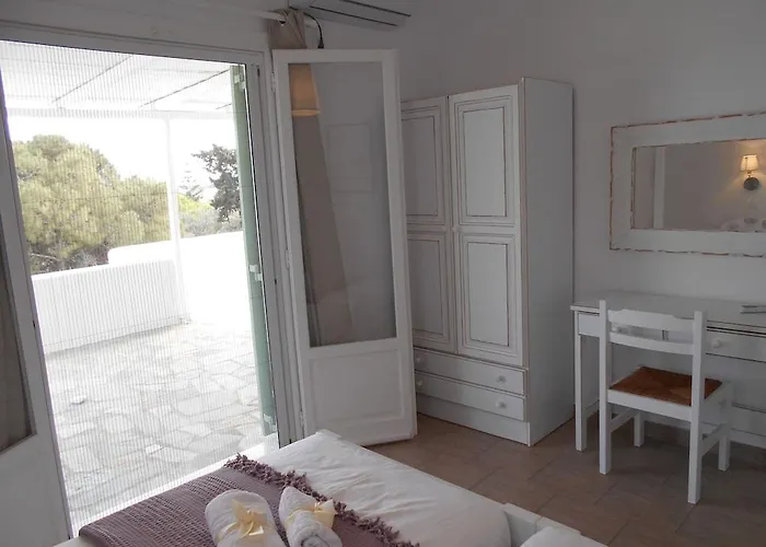 Dahlia And Aliki (Paros)